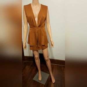 Lyaner split top romper. Small. Key hole back button closure. Neutral. Short V